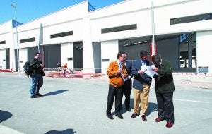 De diseño. Asín, Irastorza, Santano y Aramendi observan la documentación del proyecto junto a los pabellones en construcción. ::
F.
DE LA HERA/