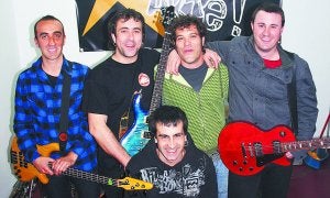 Azken entseguak. Asier, Beñat, Aitor, Endika eta Unai Subeltzako lokalean egindako elkarrizketan. ::
LIMIA/