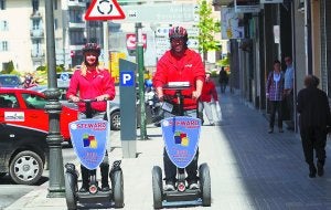 Urbanos. Con los 'segways', modernos vehículos eléctricos, los stewards se mueven con comodidad por las aceras de la ciudad. ::
F. DE LA HERA/