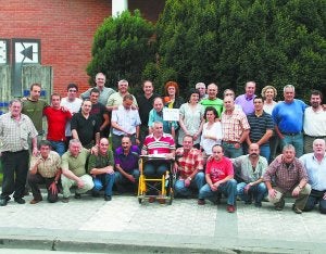 Compañeros y amigos de Patricio Pasquier en su despedida por jubilación en el Txartel-Txoko. :: TXEMA/