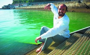 Jaime Caballero, en las escaleras del Náutico donostiarra antes de emprender viaje a Nueva York. :: USOZ/