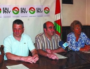 El nuevo candidato, Jesús Larrañaga, junto al presidente de la Junta Local, Pello Elorza. ::
E.A./