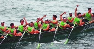 Alegría. Los remeros hondarribitarras festejan su victoria en el Campeonato de Gipuzkoa mientras se dirigían a por la bandera. ::
FRAILE/
