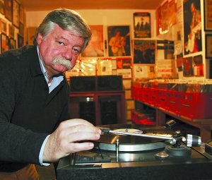 Pinchando. Josema Martínez, organizador de la feria, con parte de su colección. :: F. DE LE HERA/