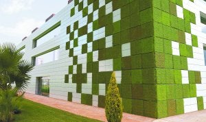 Baldosas. Simulación de un edificio con la cerámica (gris) que descontamina el aire, junto a otro sistema que usa baldosas con césped y que requiere mayor mantenimiento./