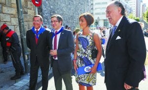 En los toros. El diputado general de Vizcaya, José Luis Bilbao, el lehendakari, Patxi López, su mujer, Begoña Gil, y el alcalde de Bilbao, Iñaki Azkuna, ayer en Vista Alegre. :: F. GÓMEZ/
