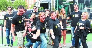 En busca de mecenas. El equipo del filme, ayer en Bilbao, durante la recaudación de fondos para la película. ::
PEDRO URRESTI/