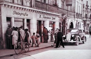 Expectación ante el escaparate de la tienda de Alberto Schommer Koch en Vitoria, en 1962. ::
ARIZMENDI/