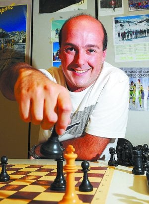 Mikel Larreategi impulsa el ajedrez en Eibar. ::
FÉLIX MORQUECHO/