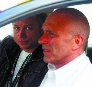 Álvaro Pino, junto a Valery Karpin, cuando el equipo se llamaba Karpin-Galicia. ::
DAVID APREA/