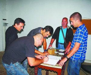 En las últimas horas de la oficina, se siguieron entregando credenciales. ::
JUANTXO/