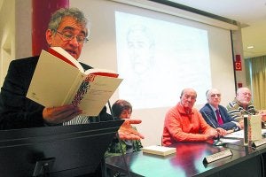 Antología. Atxaga, durante la lectura de unos poemas en el acto celebrado ayer. ::
TELEPRESS/