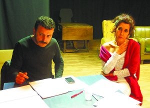 Malos tratos. Marcial Álvarez -'Pope' en la serie 'El comisario'- y Ana Pimenta, en una escena de la obra./