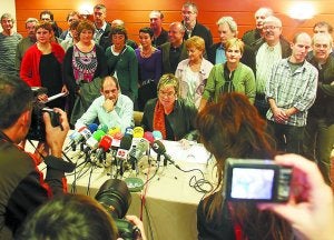 Paul Ríos, de Lokarri, y Belén Arrondo, de Stee-Eilas, ayer durante la lectura del manifiesto. ::
TELEPRESS/