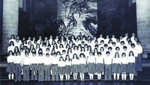 Los componentes del primer Coro Infantil Ametsa en un concierto ofrecido en 1975./