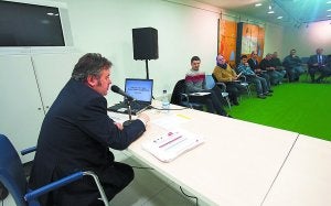 Encuentro. Galdos compartió más de dos horas de charla sobre el deporte bidasotarra. ::
F. DE LA HERA/