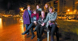 Unidas por la igualdad. Rafi Hernández, Txaro Ramos, Juncal Herrera (Argoiak), Miren Lantz (IBF), Begoña Arroyo (Uxoa) y Ainara López (IBF). :: DE LA HERA/