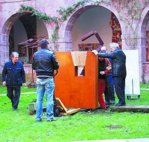 Instalando la segunda obra en el claustro. ::
A.D.C./