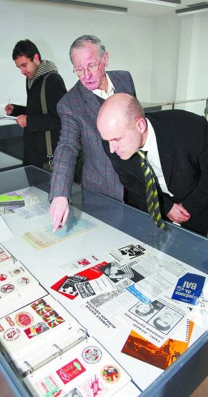 Aita Agirre muestra parte de su colección al alcalde de Lazkao, Patxi Albisu. ::
FOTOS: JOSETXO MARÍN/