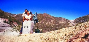 En la muga 427. Esta pareja de montañeros tolosarras ha localizado y documentado los 602 hitos fronterizos que se encuentran en los Pirineos./