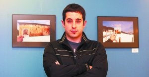Exposición. Gonzalo Iza ante dos de sus fotografías, en las que se aprecian a su vez, otras dos en Polaroid. :: ARESTI/