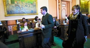 Consenso. El alcalde y la delegada de Relaciones con el Ciudadano, ante los concejales del PNV, minutos antes del inicio del Pleno. ::
F. DE LA HERA/