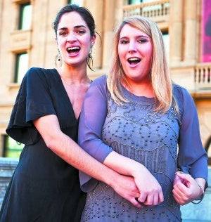 Pasión por el canto. Las sopranos Elena Sancho, a la izquierda, y Helena Orcoyen, trabajan duramente para abrirse camino en el mundo de la lírica. ::
USOZ/