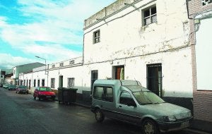 La casa del pueblo pacense de Arroyo de San Serván en la que fue retenida la joven por un grupo de rumanos. ::
EFE/
