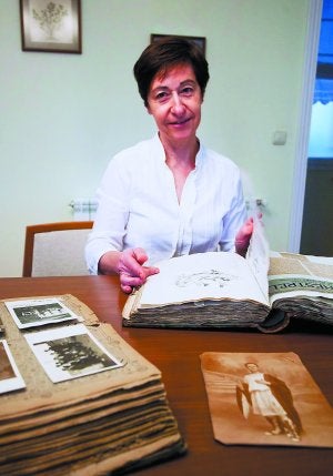 María Zulaica con tesoros de la memoria del teatro donostiarra. :: MICHELENA/