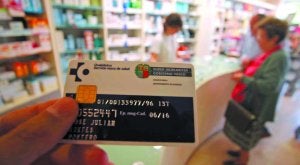 Tarjeta para el médico. Se calcula que cada médico de atención primaria atiende a unas 1.500 personas que poseen una tarjeta como ésta. :: JOSÉ MONTES/