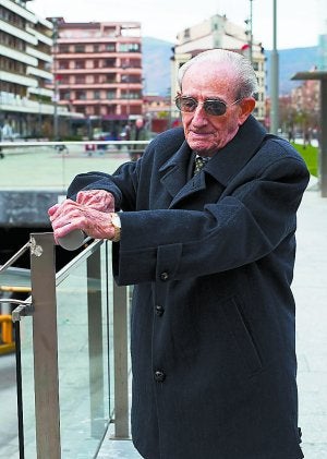 Feliz. Nicolás Fernández de Barrena, ayer en el Casino. ::
F. DE LA HERA/