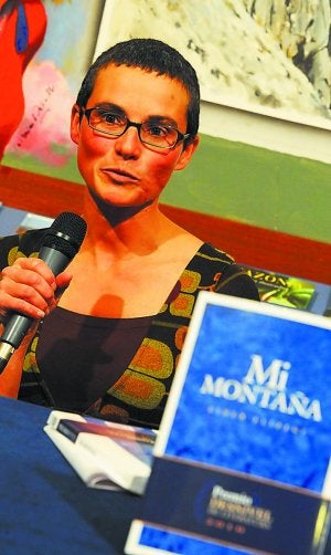 Eider Elizegi habla de su libro en una de las presentaciones./