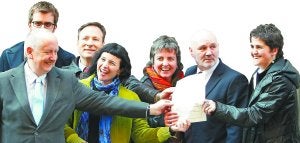 Registro. Bill Bowring, Iñaki Zabaleta, Maider Etxebarria, Rakel Jausoro, Alex Maskey y Karmele Agirregabiria muestran la solicitud de inscripción de Sortu. ::
BALLESTEROS / EFE/