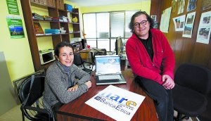 María Rubio y Javier Gómez 'Beno', representantes de Fiare, en la oficina de la banca en Irun. ::
DE LA HERA/