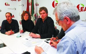 Análisis. Miembros de la Comisión Territorial de Coordinación de EA en Navarra, reunidos ayer en Pamplona. ::
CORDOVILLA / DIARIO DE NAVARRA/