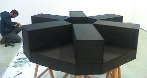 Iñaki Garmendia, en su estudio-taller, dando los últimos toques a su escultura./