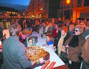 Un momento de la degustación de castañas y churros ayer en Zumalakarregi. :: KLISK/