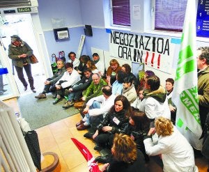 Protesta. Trabajadores de los PAC, durante el encierro que comenzaron ayer. :: LUSA/