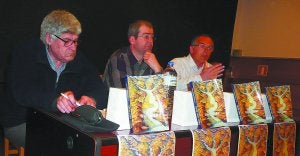 Antxon Agirre Sorondo junto a Jabier Zabaleta e Iñaki Iturain durante la presentación de este libro. ::
ETXEBERRIA/