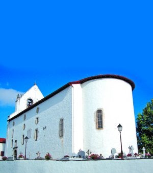 La iglesia de San Martín de Ahetze, cercana a Biarritz, donde contrajeron matrimonio Marta y Jaime./
