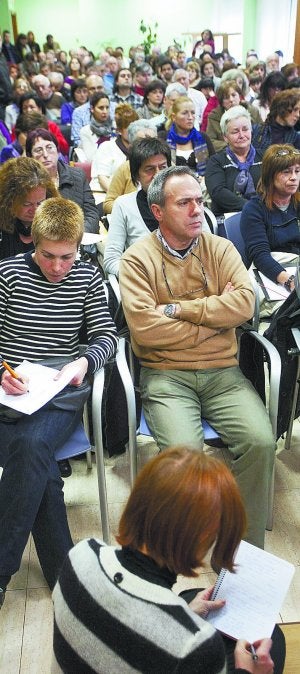 Reunión de afectados por el robo de niños en Donostia. ::
MICHELENA/