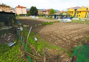Esta es la parcela, entre las calles Aduana y Alberto Larzabal, que acogerá los apartamentos. ::
F. DE LA
HERA/