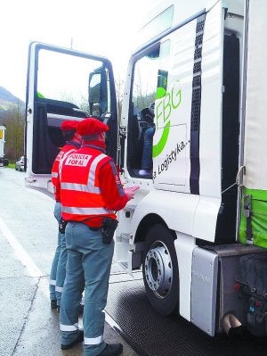 Agentes de la Policía Foral controlan un camión. ::
A.D.C./