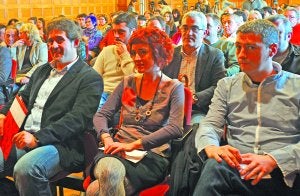 Bildu. Pello Urizar (EA), Bakartxo Ruiz (Herritarron Garaia), Oskar Matute (Alternatiba), en el acto del domingo en Donostia. :: UNANUE/