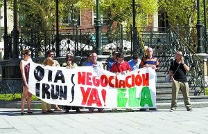 Movilizaciones. La concentración de ayer en el Ensanche. ::
DE LA HERA/