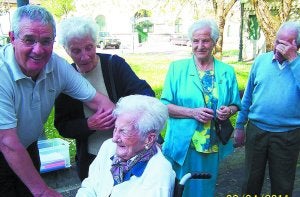 Josefa Calvo, rodeada de amigos, familiares y monitoras, durante la celebración de su cumpleaños./