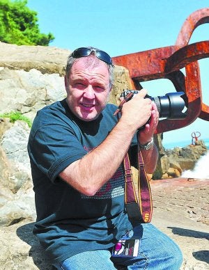 Ojo de artista. El fotógrafo Gabriel Brau en el donostiarra Peine del viento, con su cámara. ::
JOSE MARI LÓPEZ/