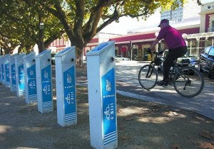 Un ciclista pasa junto a uno de los nueve aparcabicis repartidos por la ciudad. ::
MICHELENA/