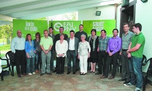 Candidatos. Los componentes de la lista del PNV con el diputado general, Markel Olano. ::
FLOREN PORTU/