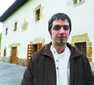 Experto. Asier Arregi en el exterior de Ibarraundi museoa. ::
JOXEBI/